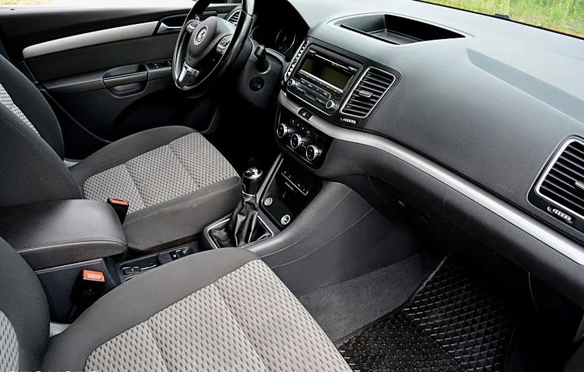 Volkswagen Sharan cena 44900 przebieg: 203000, rok produkcji 2013 z Niemodlin małe 232